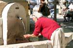 Saint-Tropez, rafraichissement à la fontaine, France.