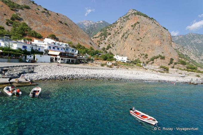 Agía Rouméli plage de galets pour se baigner à la fin du sentier des gorges de Samaria - Crète, Grèce