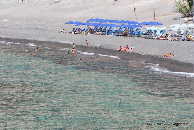 Baigneurs sur la plage d'Agia Roumeli - Crète, Grèce