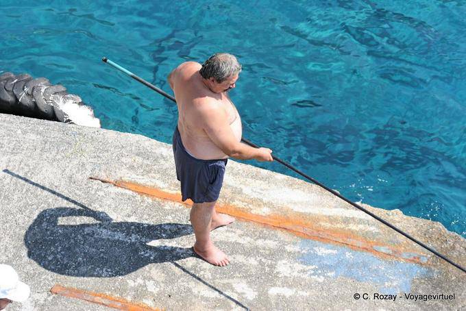 Agia-Roumeli le pêcheur sur la jetée - Crète, Grèce