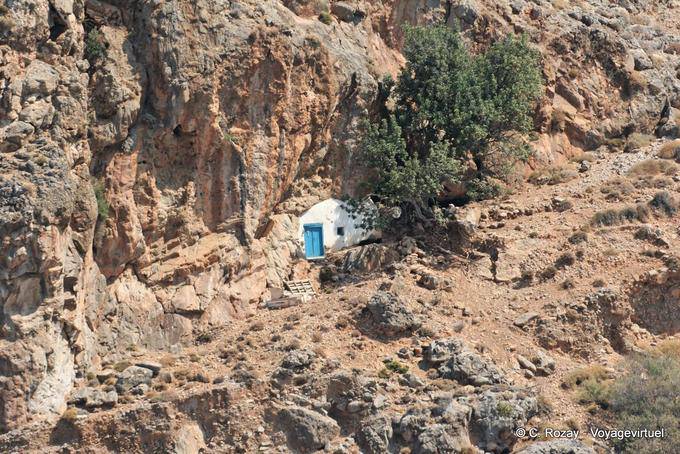 Agia Roumeli maison ou chapelle dans la falaise - Crète, Grèce