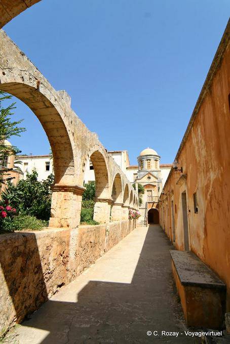 Arcades autour du jardin central, Agia Triada Akrotiri - Crète, Grèce