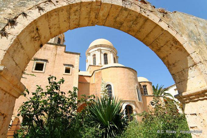 Eglise vue depuis sous une arche, Agia Triada Tzagarolon Monastery - Crète, Grèce