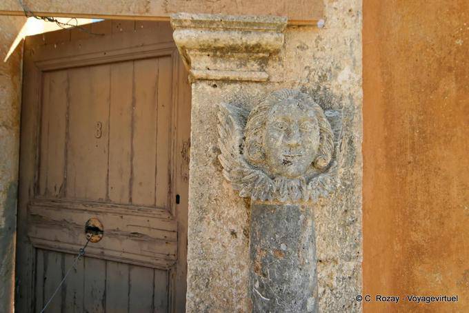 Aghia Triada détail sculpté sur colonne - Crète, Grèce