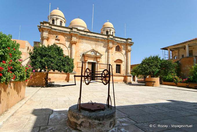 Agia Triada des Jagarolon, cour centrale avec puits devant la cathédrale - Crète, Grèce