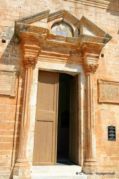 Entrée principale de la cathédrale à l'intérieur du monastère, Agia Triada, Akrotiri - Crète, Grèce