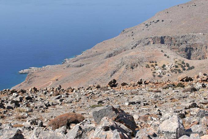 Anopolis, vue sur Livaniana en bas des falaises - Crète, Grèce