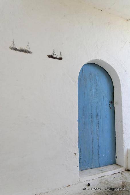 Dessins de bateaux sur le mur du monastère Chryssoskalitissa - Crète, Grèce