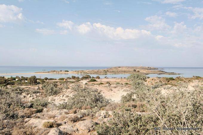 Elafonissi, vue sur la presqu'île depuis la côte - Crète, Grèce