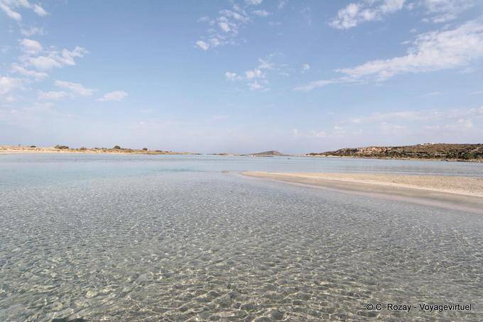 Langue de sable dans le lagon, Elafonissi - Crète, Grèce