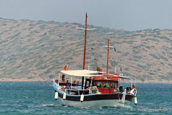 Bateau au large de Elounda - Crète, Grèce