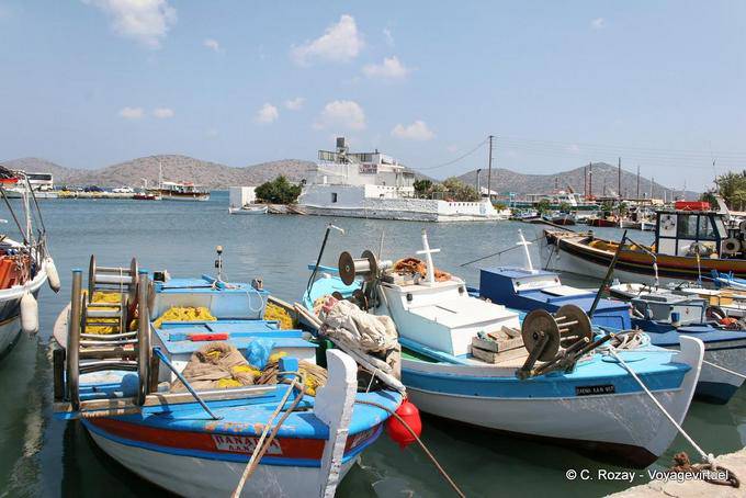 Bateaux de pêche dans le port, Elounda - Crète, Grèce
