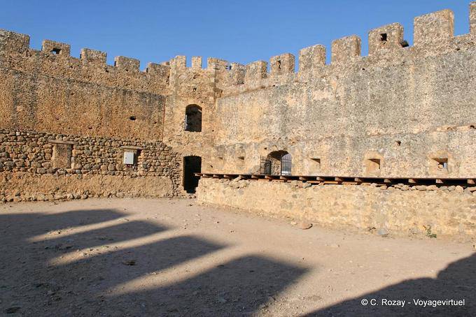 Intérieur de la forteresse construite par les Vénitiens vers 1374, Frangokastello - Crète, Grèce