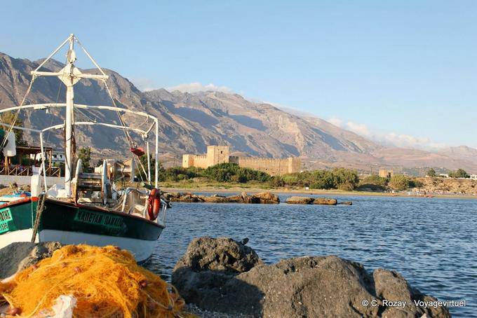 Frangokastello, vue depuis le port sur la forteresse St Nikitas et les montagnes - Crète, Grèce