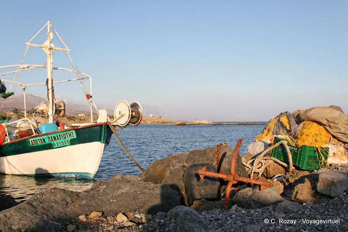 Bateau de pêche amarré à l'ancre, Frangokastello - Crète, Grèce