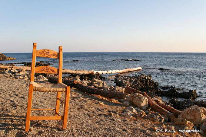 Chaise esseulée sur la plage de bois flottés, Frangokastello - Crète, Grèce