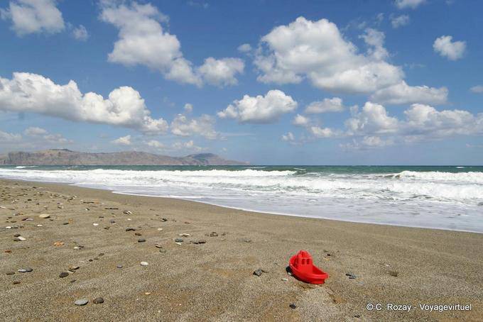 Bateau de plastique et galets sur la plage de sable, Georgioupoli - Crète, Grèce