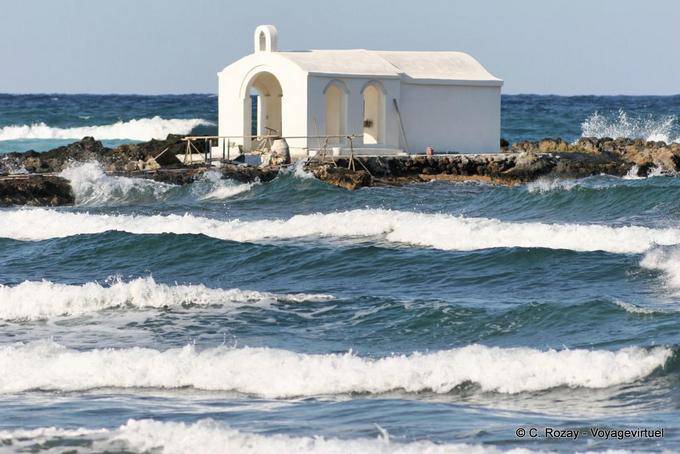La chapelle Agios Nikolaos dans les vagues, Georgioupoli - Crète, Grèce
