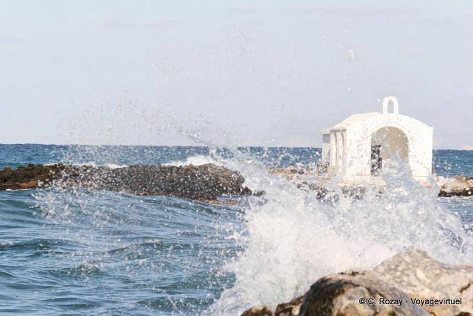 Vague se brisant sur le chemin de Saint-Nicolas, Georgioupoli - Crète, Grèce