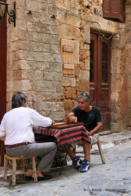 Partie de tavli à la Canée - Crète, Grèce