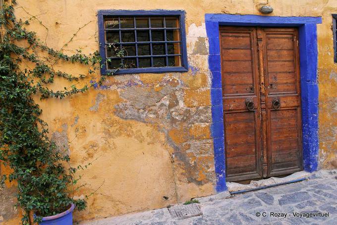 Porte au bleu et mur jaune, Chania - Crète, Grèce