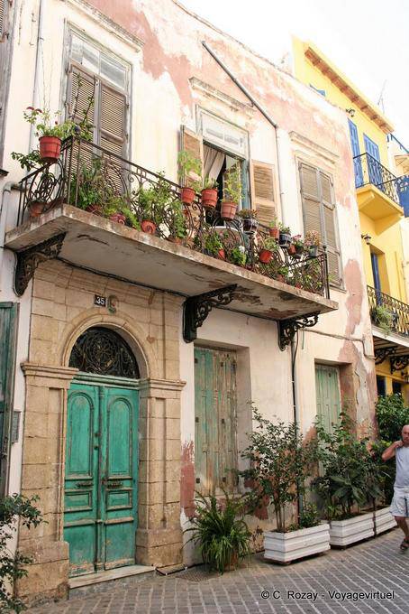 Balcon fleuri au 35, Chania (La Canée) - Crète, Grèce