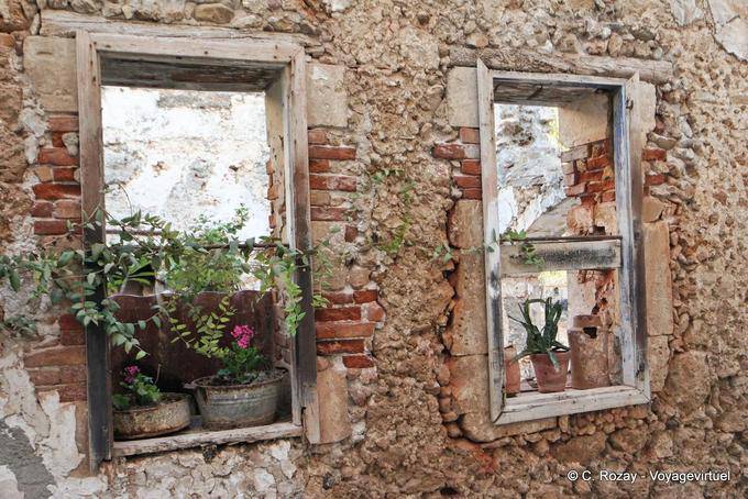 Hania (La Chanée) Ruine fleurie et inhabitée - Crète, Grèce