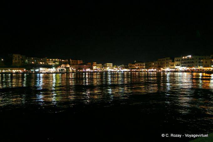 Chania, panorama sur le port vénitien de nuit - Crète, Grèce