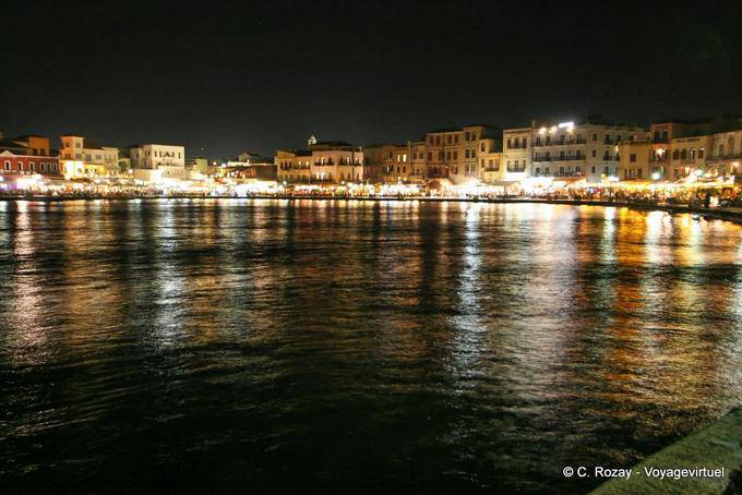 Panorama sur le pittoresque vieux port illuminé de Chania - Crète, Grèce