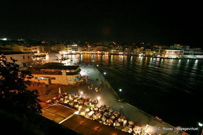 Vie nocturne sur le Port vénitien de la Canée - Crète, Grèce