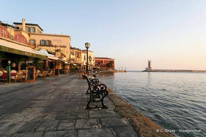 Calme du petit matin sans personne sur le port de Chania - Crète, Grèce