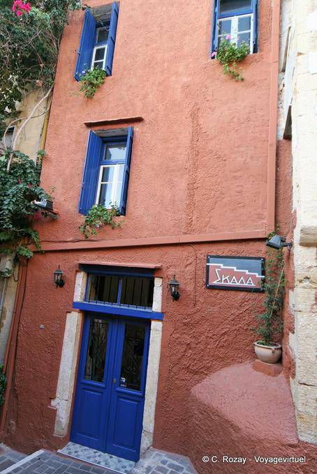 Skala, harmonie des couleurs sur maison, Chania - Crète, Grèce