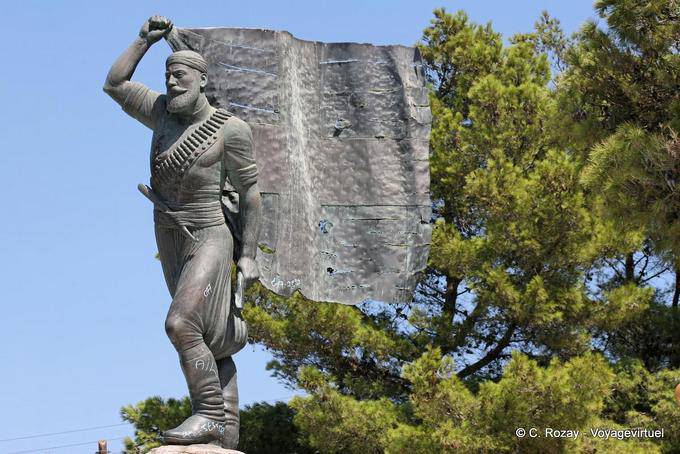 Chania, statue de Spiros Kayales, héros mort le 05 septembre 1929 à Chalepa - Crète, Grèce