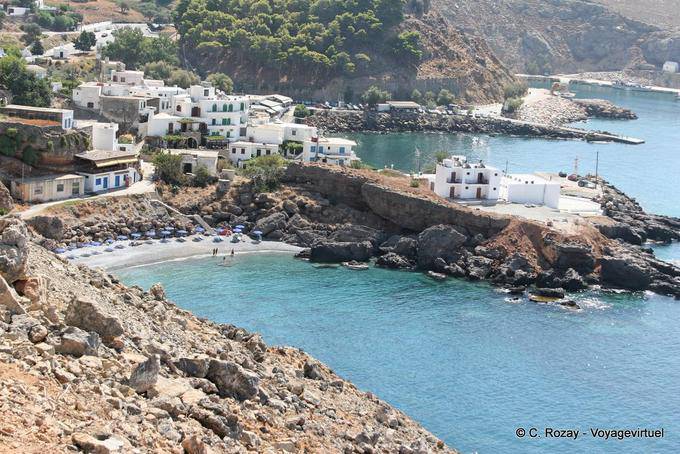 Le bourg et la plage de galets de Hora Sfakion - Crète, Grèce