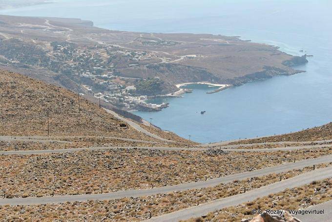 Hora Sfakion vue depuis la route de montagne menant à Kampia et Anopoli - Crète, Grèce