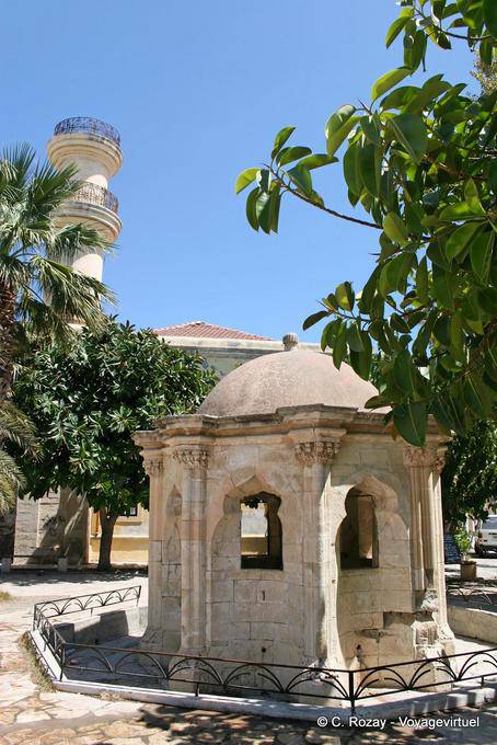 Cour de la vieille mosquée avec fontaine et minaret, Ierapetra - Crète, Grèce