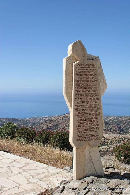 Noms des victimes sur une statue dédié au massacre d'Amiras et au sacrifice des Viannites - Crète, Grèce