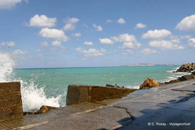La mer depuis la digue allant au fort vénitien, Héraklion - Crète, Grèce