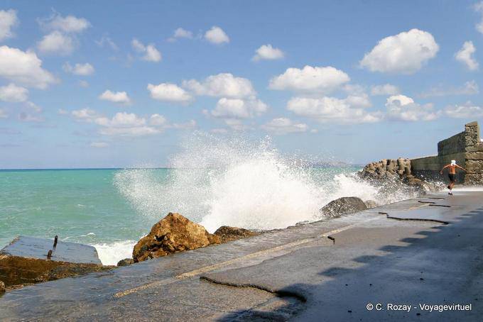 Vagues se brisant près du Rocca a Mare, Iraklio - Crète, Grèce