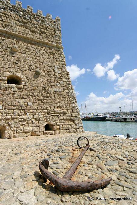 Ancre rouillée devant un mur du Castello del Molo (Koules), Iraklio (Héraklion) - Crète, Grèce