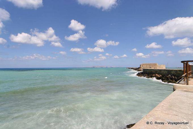 Couleurs de mer le long de la jetée menant au fort, Iraklio (Héraklion) - Crète, Grèce