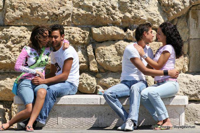 Les amoureux qui se bécotent sur les bancs publics, Iráklio (Heraklion) - Crète, Grèce