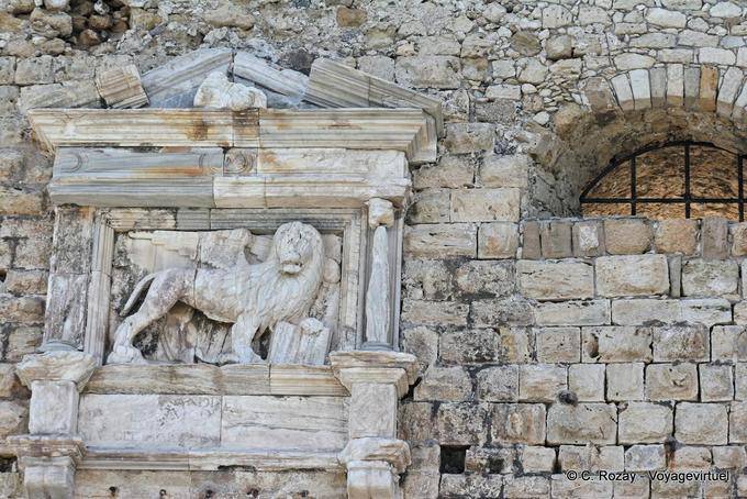 Le lion de Saint-Marc, symbole de la République de Venise, au-dessus de l'entrée de la forteresse d'Heraklion - Crète, Grèce