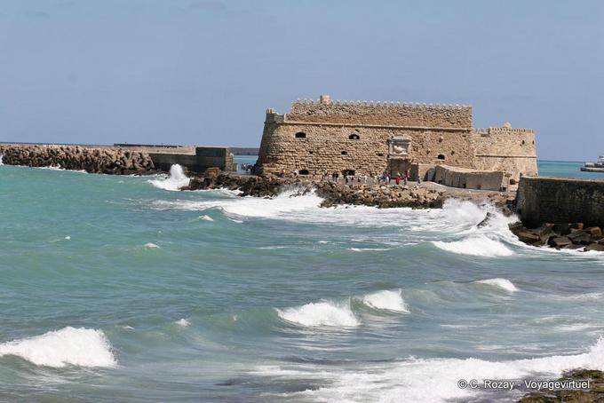 Force des vagues contre les fondations de la forteresse Rocca al Mare ou Koules, Iraklio (Heraklion) - Crète, Grèce