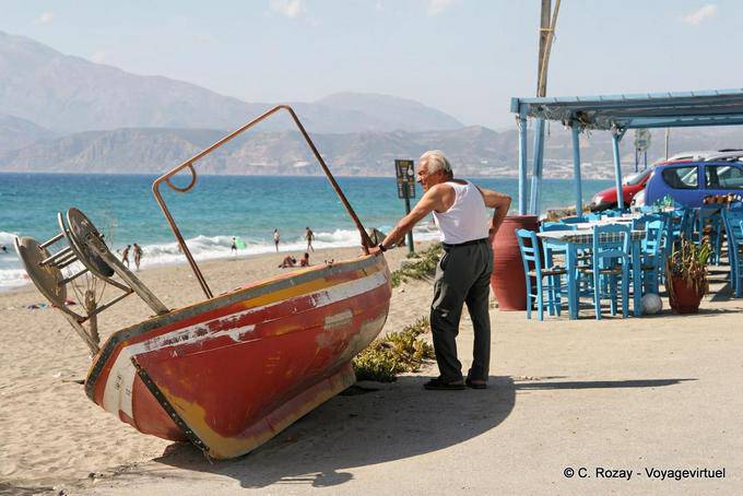 Crétois et sa barque devant la plage de Kalamaki, sud de Tymbaki - Crète, Grèce