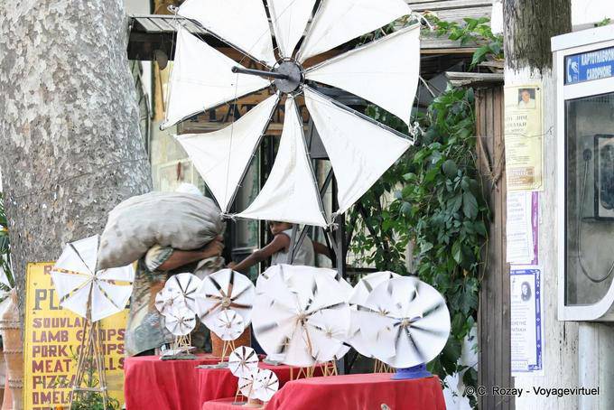 Reproduction pour touristes des éoliennes typiques du plateau de Lassithi - Crète, Grèce