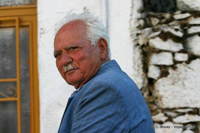 Regard fier du crètois du plateau de Lasithi - Crète, Grèce