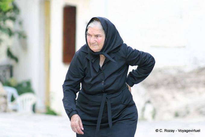 Crètoise en tenue noire traditionnelle avec foulard sur la tête, Lassithi - Crète, Grèce