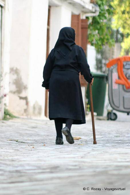 Le noir est la couleur dominante pour les vêtements crétois, Lassithi - Crète, Grèce