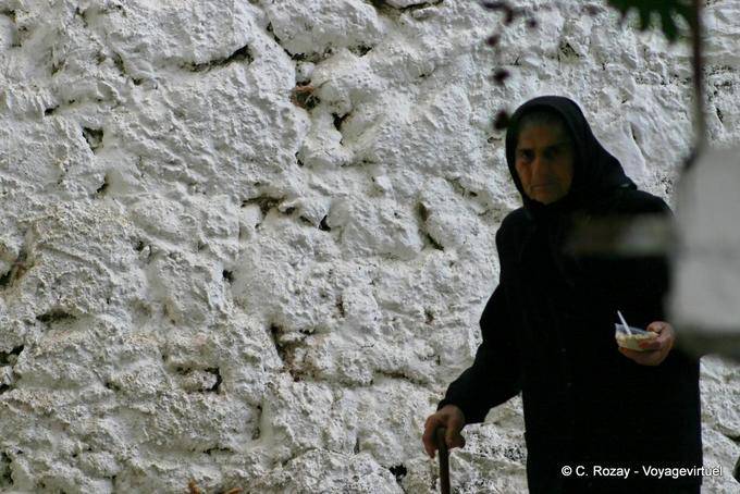 Ombre noire sur mur à la chaux, Oropedio Lassithiou - Crète, Grèce